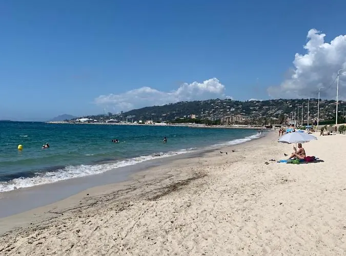 Bord De Juan Les Pins 公寓